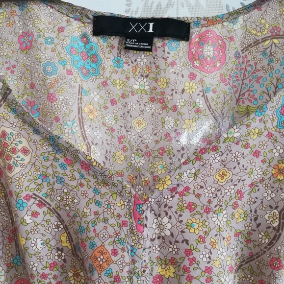 Adorable, Lightweight Floral Dress - Picture 3 of 3